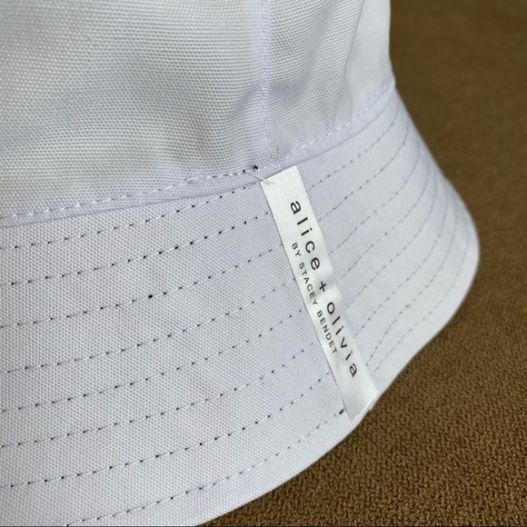 NWT Alice + Olivia daisy reversible bucket hat - Picture 8 of 10